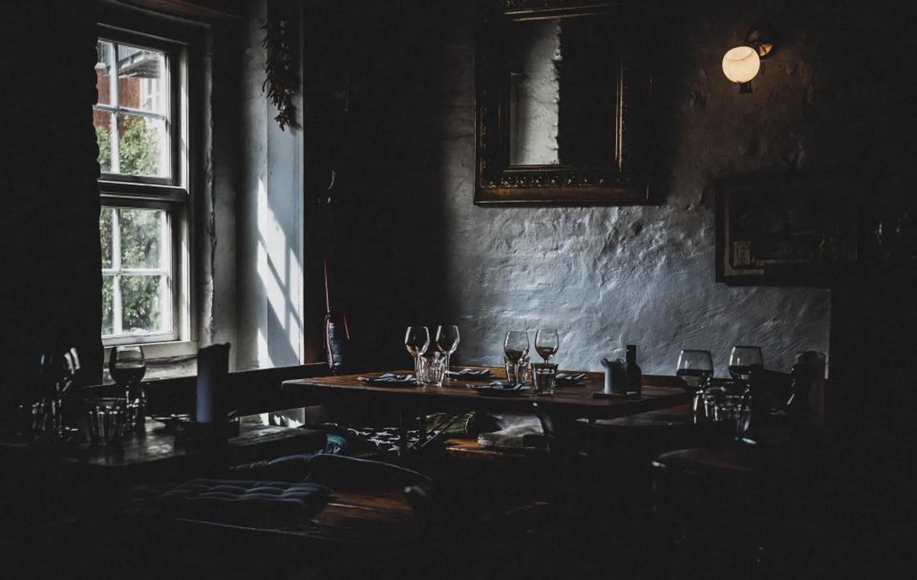 La salle du restaurant à la tombée du jour