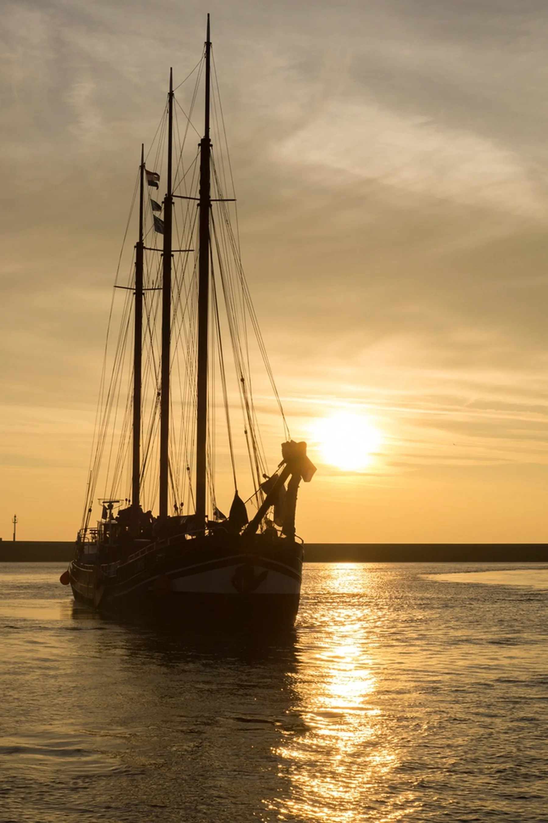 Voilier au soleil couchant